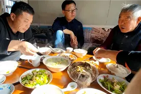 威海农村，两个女婿陪老丈人喝酒聊天，满嘴山东方言，你能听懂吗视频封面