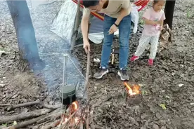 父女两森林里躲雨支起帐篷吊床生火做饭烤番薯挖土找宝贝视频封面