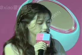 关晓彤下班街头游玩，肉丝袜破洞露出脚趾，尽显尴尬。视频封面