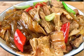 吃了这么多年的五花肉焖腐竹，想不到加一把粉条进去更香视频封面