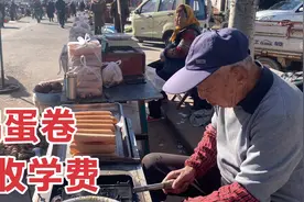 农村七旬夫妻街头卖鸡蛋卷，现做现卖，又脆又香，10元一袋视频封面