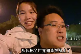 小伙出差偷偷回来，给了女友一个大大的“惊喜”简直太幸福了！视频封面