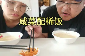 父子骑电动三轮从河南到日照， 一天两顿饭， 把孩子饿坏了视频封面
