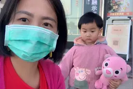 妈妈拿彩礼去银行存起来，以后结婚了买房或者买车，都会给回男方视频封面