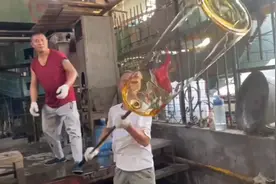 玻璃厂手工吹制超大号玻璃瓶 高温 非常辛苦的工作视频封面