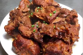 厨师长教你酱大骨的家常做法，步骤详细，软烂入味下酒又下饭视频封面