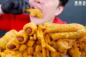 炸鸡、芝士棒，大口吃，太满足了，酥脆的声音，简直了，口水直流视频封面
