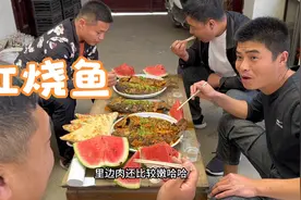 农村地锅红烧鱼，大哥精心制作，炸焦烩软，每人吃上一条真过瘾！视频封面