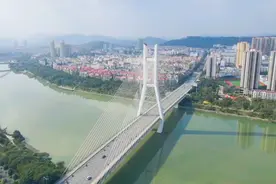 航拍广西第二大城市百色市，城市规划建设非常漂亮，到处都是高楼视频封面