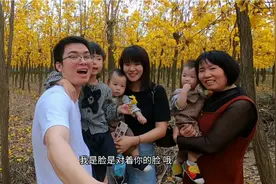 女婿知道丈母娘爱拍照，特地带她去网红景点，一家人还拍了全家福视频封面