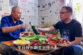 老爸过生日，儿子立马安排10斤小龙虾，儿子的举动，真是太暖心了视频封面