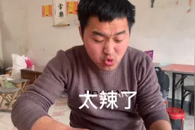 老朱带你看看农村饭店买菜的地方，热闹的很视频封面