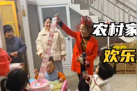老板同事来给妈妈过生日，一来就拿出一叠钱挨个发，场面一度混乱视频封面