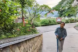 50后女儿无知无畏，带着85岁老妈勇往直前，冲鸭😄视频封面