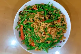 韭菜苔炒干虾仁，不加水鲜香美味营养又解腻，简单易做不复杂。视频封面