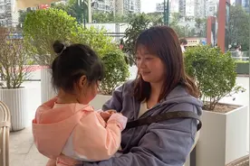 二姐约我逛街选生日礼物，陪我选了黄金福字，编成项链戴起很好看视频封面