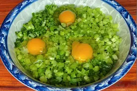 芹菜不要炒着吃了，打3个鸡蛋，低脂又营养，出锅大人小孩都爱吃视频封面