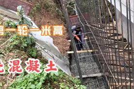 人工浇筑混凝土，八个人四个小时浇筑完九方混凝土，第三天就拆模视频封面
