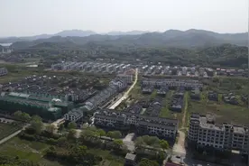 湖南发现个无人小镇，规模大房子好就是没人，这发生了什么视频封面