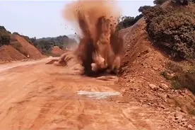 看看山区修路，山体爆破的震撼场面，现实版的“土行孙”，视频封面