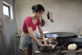 这么年轻漂亮的妹子，一天在家帮父母干农活，确实是个好姑娘视频封面