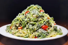 蒲公英全身都是宝，教你好吃做法，加入面粉蒸一蒸，即当菜又当饭视频封面