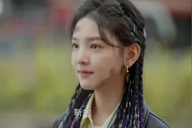 一个消防兵哥哥在地震中救了一个小女孩，小女孩说十年后嫁给他。视频封面