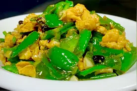 总厨教你“青椒炒蛋”正确做法，脆嫩入味，每天吃都吃不腻，好香视频封面