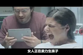 女人正在卖力生孩子，突然一只手伸了出来视频封面