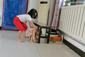 五个小朋友玩捉迷藏，跑来跑去真热闹视频封面