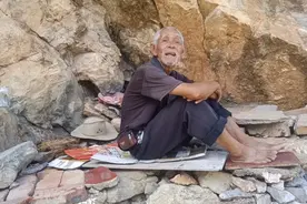 云南大山偶遇一80岁老人住山洞，每天与大山为伴，乐得逍遥视频封面