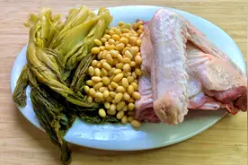 鸭肉加一把黄豆和酸菜一起煮，潮汕人传统做法，好吃不腥视频封面