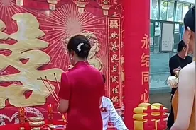 嫂子把小叔子拉扯大培养大学毕业娶得娇妻终于完成婆婆遗愿！视频封面