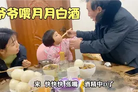 月月尝白酒，吐着舌头直喊辣，嫂子做铁锅炖大鹅，生活真美好视频封面