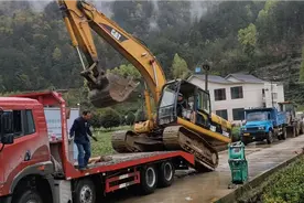 开了30年挖掘机驾驶员上拖板车，现场教学，没毛病视频封面