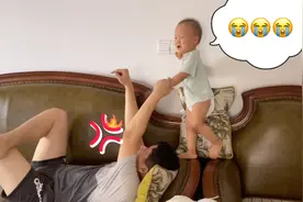18个月宝宝不听话被爸爸连打好几下，最后被狠狠扔下沙发！太惨了视频封面