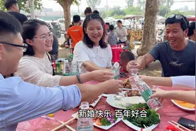 农村姑娘出嫁摆酒席，360元一桌满满当当真实惠，亲戚好友贺新婚视频封面
