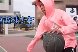 失去一条手臂的张嘉诚，没有向困难低头，单手拖起篮球梦视频封面