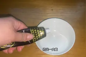别再花钱买胶水了，用牙膏就能做万能胶水，比502牢固，回家试试视频封面