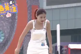 美美闯关，妹妹穿背带裤闯关，落水尴尬了视频封面