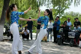 两位大妈都50岁了，身材竟然还那么好，跳起舞来，更是优雅迷人视频封面