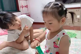 大宝又骗小宝吃的，各种套路看小宝如何应对？真是太乖巧可爱了视频封面