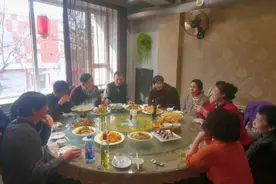 我们是发小。从小学到中学一起长大，58年的岁月，弹指一挥间…视频封面