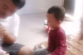 妹妹总是尿到裤子里面，他爸爸在教他尿尿的方法