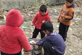 农村贫困5个孩子的家庭，一段时间不见网友各种挂念，如今还好吗视频封面