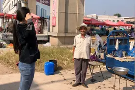 山东农村集上，这位平凡无奇的81岁理发匠，当过8年中南海保镖？视频封面
