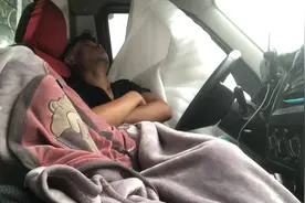 90后小伙跑货拉拉 在外地 在车上睡觉 带了一大堆装备 实不实用视频封面
