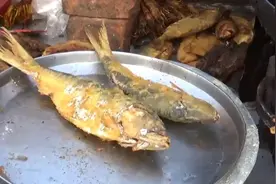 印度小哥的特色美食之“油炸咖喱香脆鱼”，感觉吃起来嘎棒脆视频封面