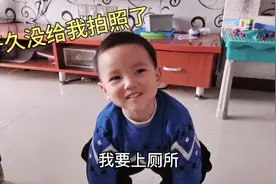 好久没上镜的弟弟要求给他拍照，却被妈妈拍下了尴尬的场景视频封面
