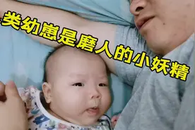 俩月的宝宝会自己拿奶瓶喝奶？夜里撒娇要抱睡，愁坏了新手爸妈！视频封面